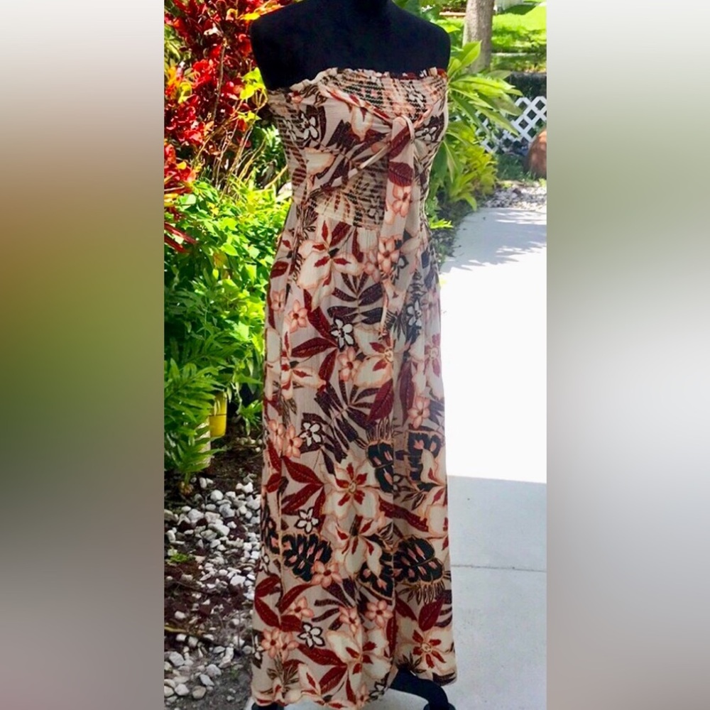 Cute, strapless, wide-legged jumpsuit. Ruched Top with Tie Front. Medium.